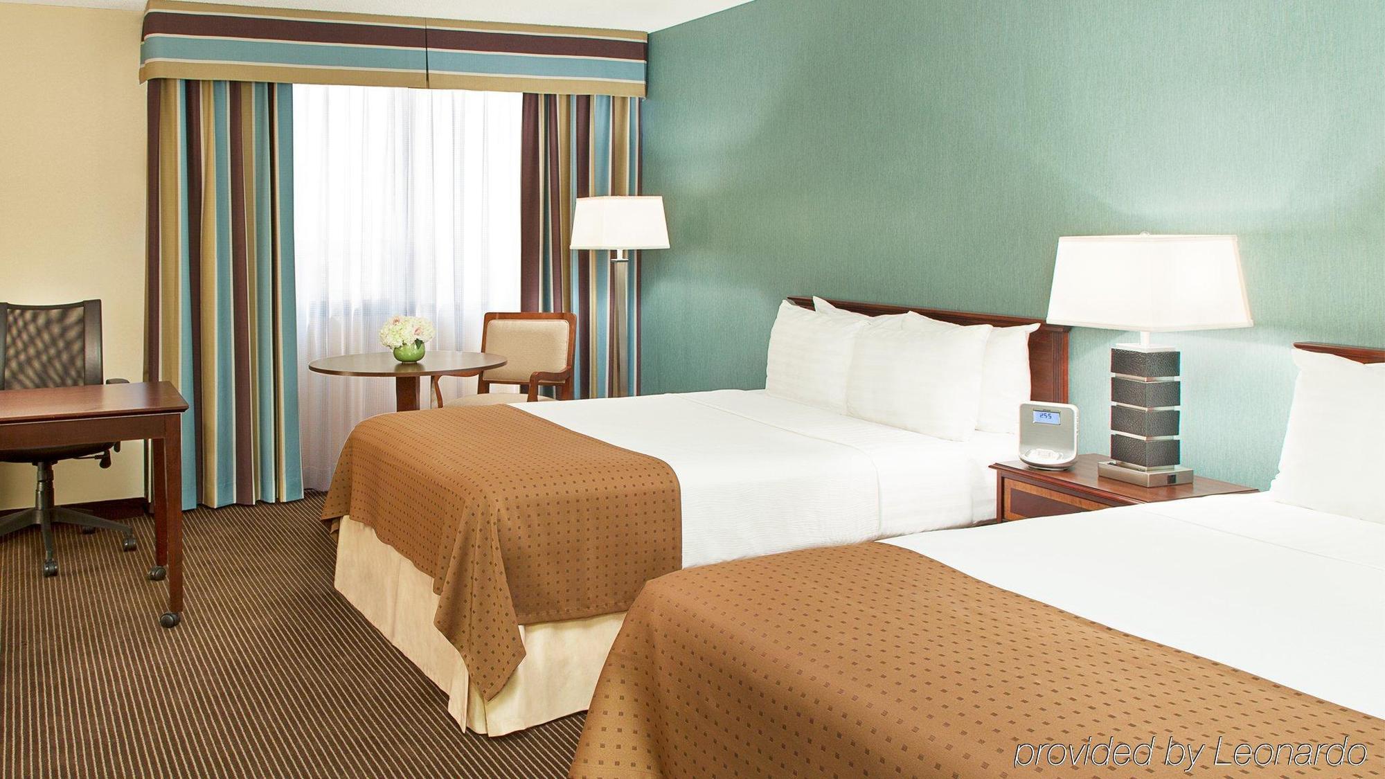 HOLIDAY INN TORONTO - YORKDALE