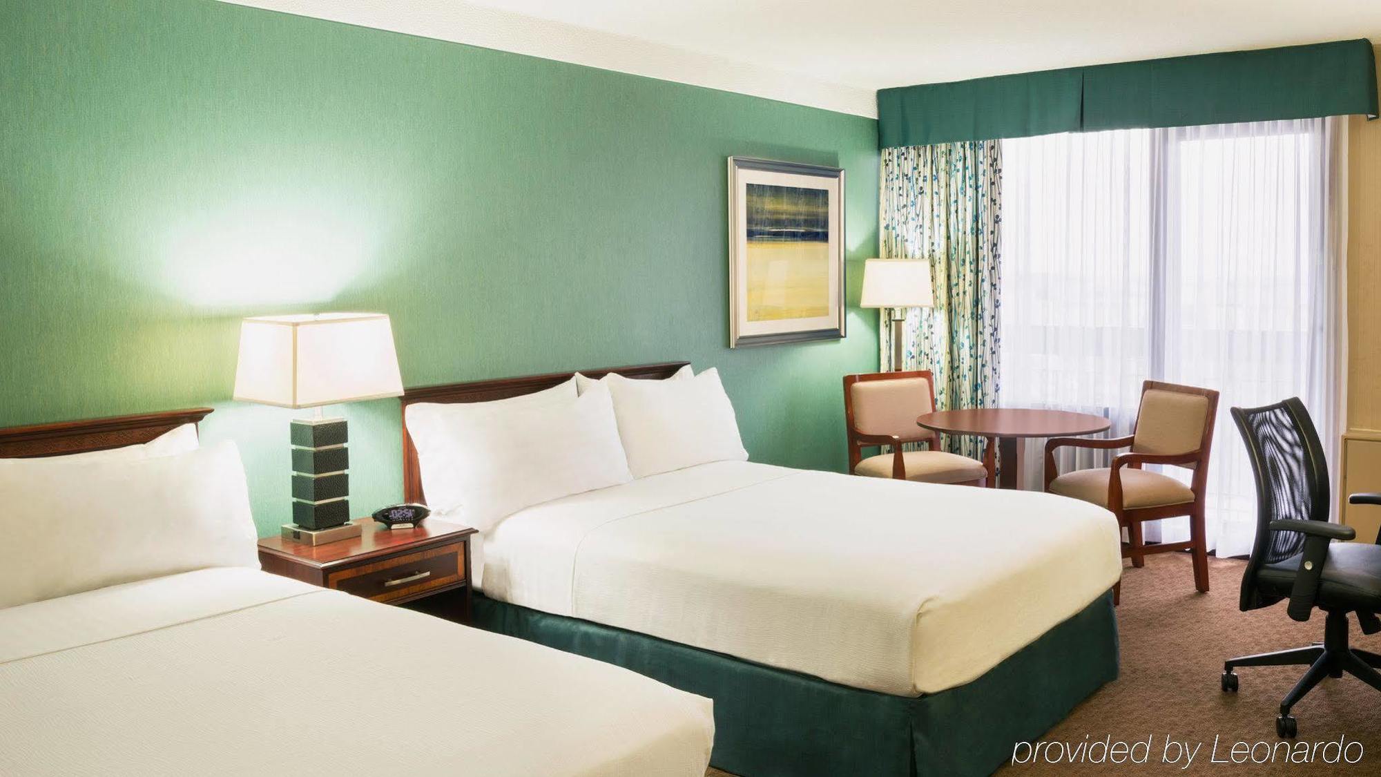 HOLIDAY INN TORONTO - YORKDALE